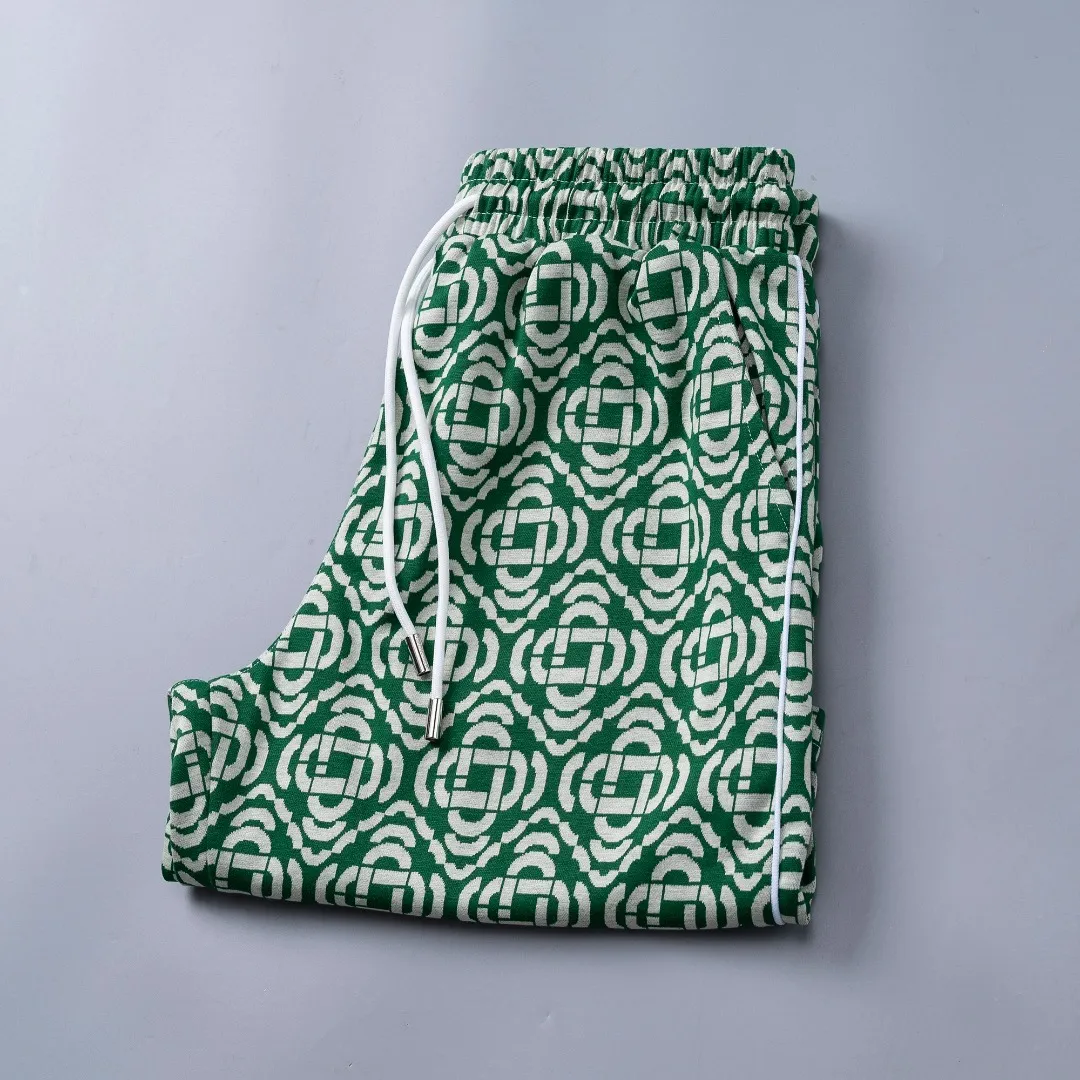 29100# New Arrival casual shorts from the official website for spring and summer 2026. The knitted jacquard fabric is handsome, the fabric is comfortable, the workmanship is rigorous, and the wiring is neat. Good upper body effect·Sizes M-3XL Green